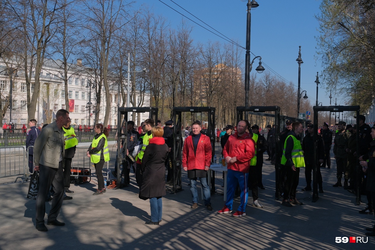 К колоннам пускают через рамки К колоннам пускают через рамки
