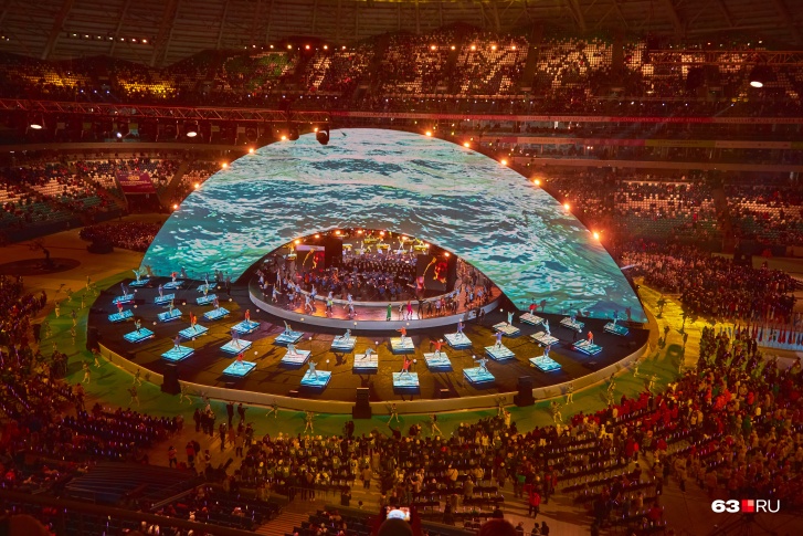 Благодаря круглой сцене с аркой удалось создать особенную атмосферу на стадионе