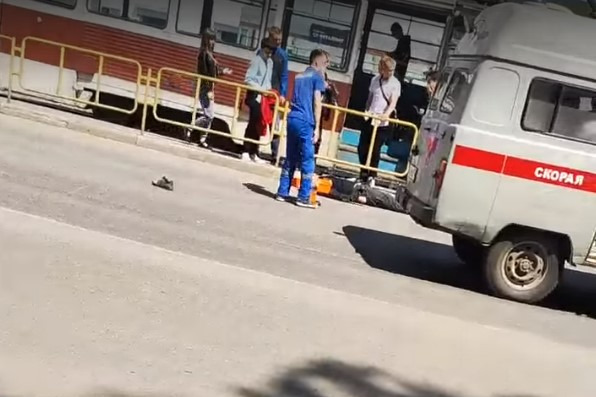 Момент наезда скорой помощи на пешехода в Челябинской области попал на видео