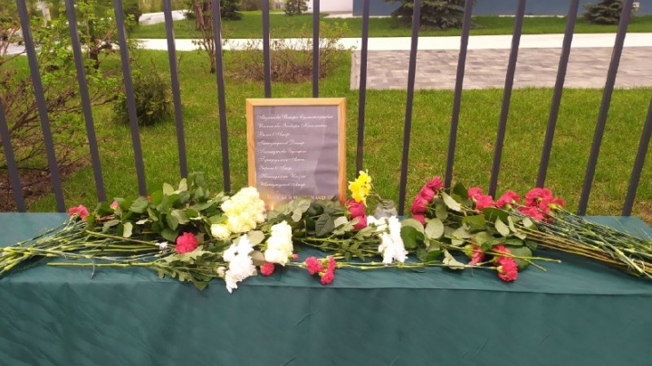 Казань вспоминает жертв стрельбы в гимназии № 175. Но официальные лица молчат