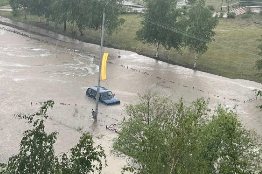 В Пыть-Яхе во время ливня по улицам плавали автомобили