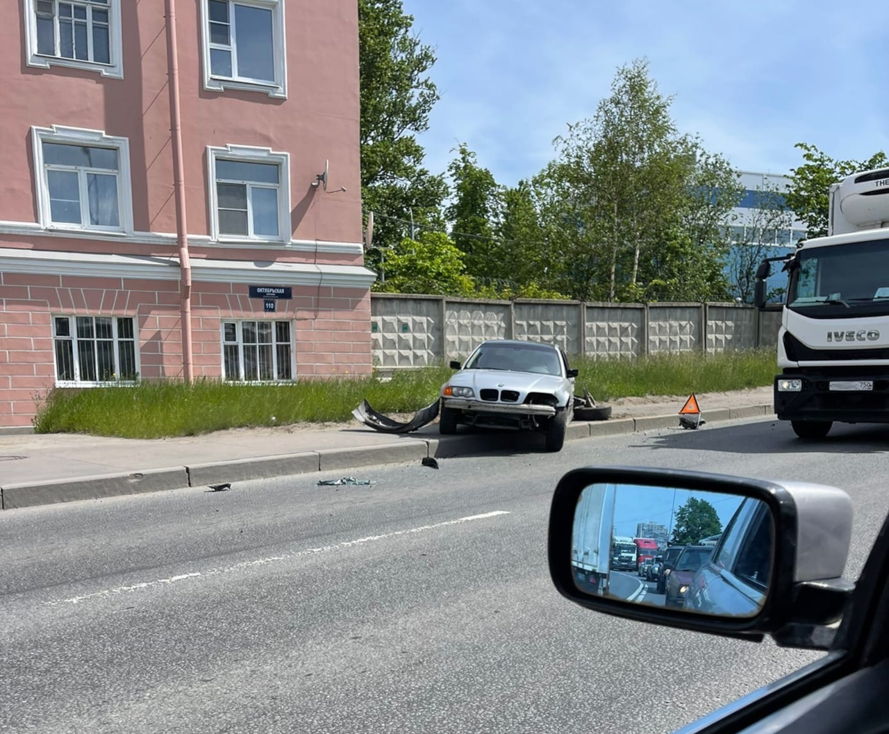 Развороченный BMW на тротуаре собрал на Октябрьской набережной пробки в обе стороны