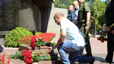 Возложение цветов, гуляющие люди и утренний взрыв. Фоторепортаж — как в Севастополе отмечают День ВМФ