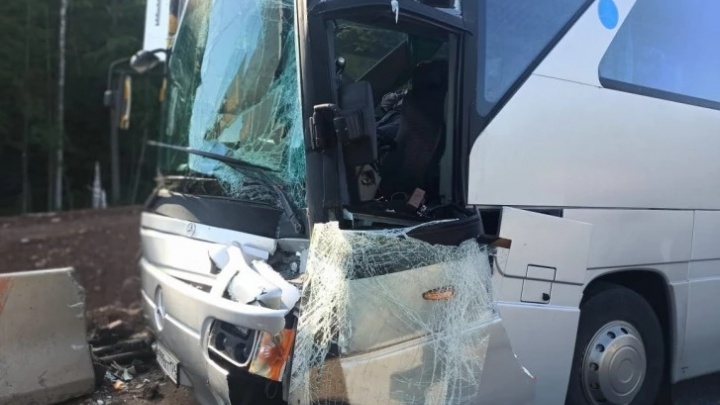 Туристический автобус из Казани влетел в грузовик. В салоне находились 43 человека