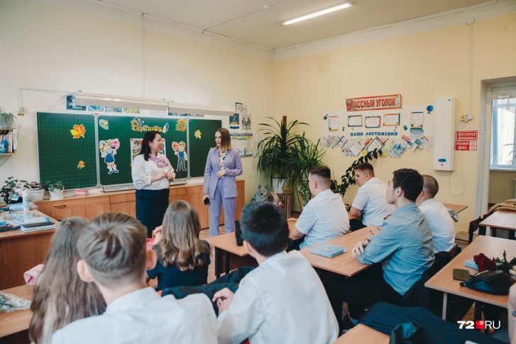 Однако учителя пока не спешат уезжать в Донбасс