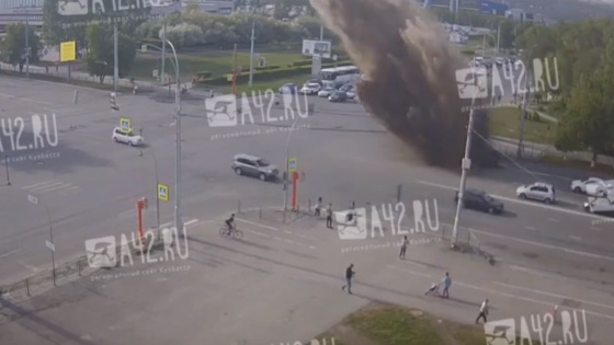 Неудачные испытания: мощный прорыв трубопровода произошел на центральной улице Кемерова
