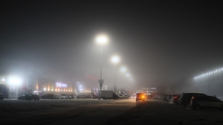 Омск накрыло густым туманом с запахом гари