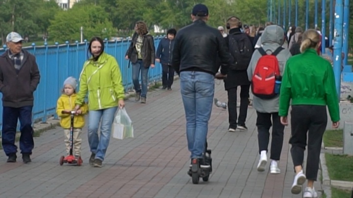 «Летают как больные»: жители Красноярска не могут поделить тротуары с электросамокатчиками