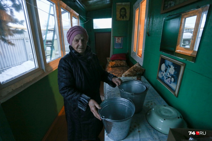 Ветеран Анна Евгеньевна ходит с пустыми ведрами по поселку: просится к соседям набрать воды