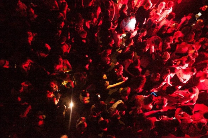 Тайные вечеринки: как в Ростове вопреки запретам проходят танцевальные шоу на сотни человек