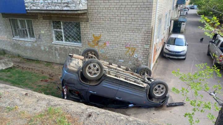 Машина слетела с дороги и встала на крышу в Чите