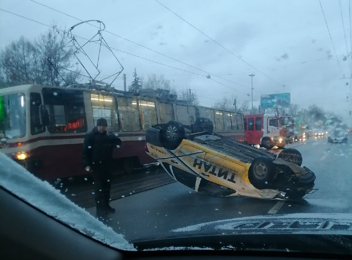 Проспект Энгельса перекрыло массовое ДТП, перевернулась машина ЧОП |  21.02.2022 | Санкт-Петербург - БезФормата