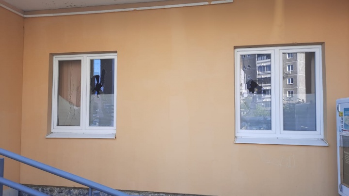 Жители домов на Сортировке выкинули вещи скандальной управляющей компании. После этого в здании разбили окна