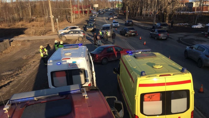 В Архангельске столкнулись 5 автомобилей. В аварии пострадали отец с семимесячным ребенком