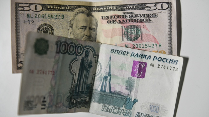 ЦБ запретил покупать доллары в банках и обменниках. Чем грозит обмен валюты с рук?