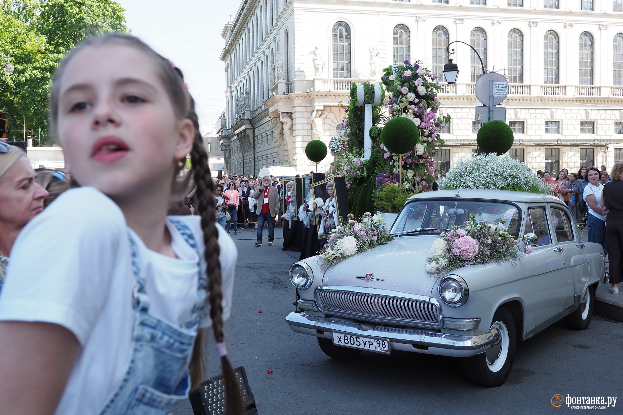 Петербург праздник ребенку. Площадь Островского Санкт-Петербург фестиваль цветов 2022. Машина Путина. Площадь Островского СПБ. Девушки в платьях из цветов площадь Островского.