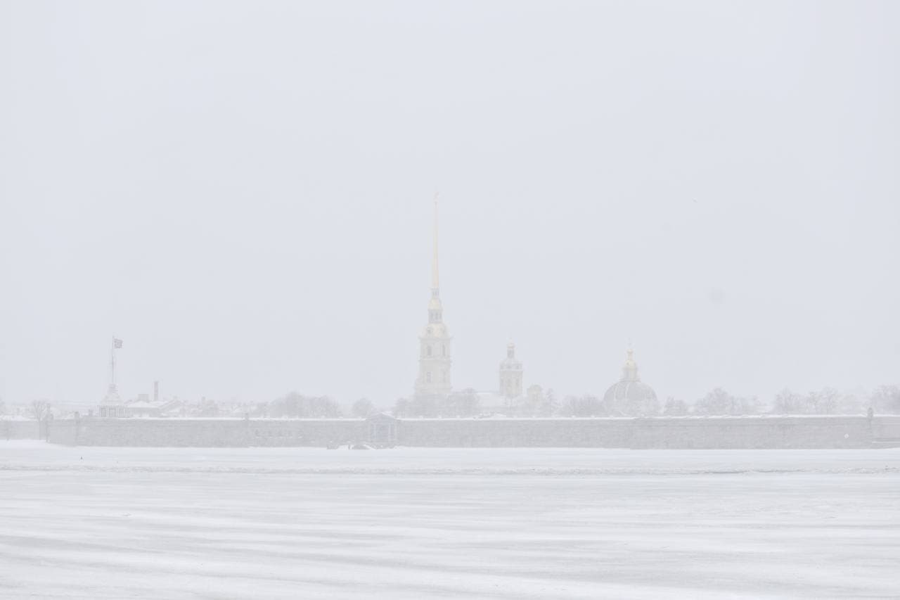 А временами сдувает. Петербург теряет очертания, попав в тыл циклона