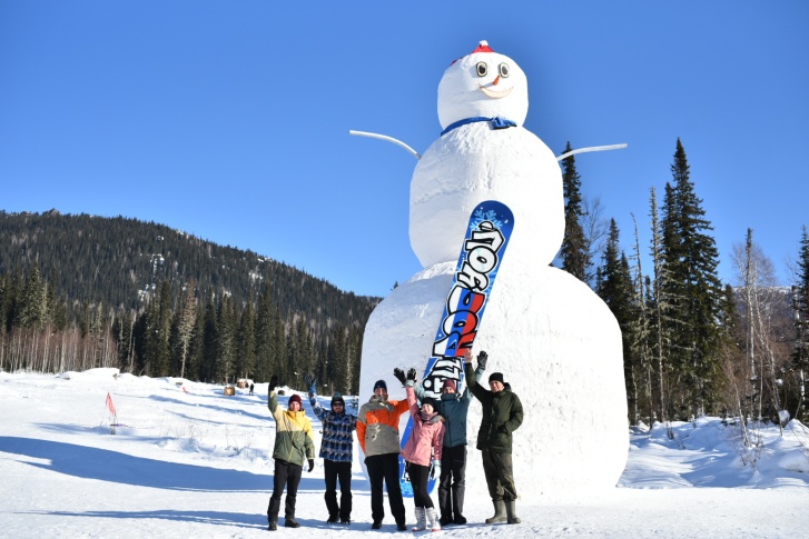 Строительством снеговика занимались шесть человек
