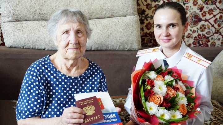 Бабушке, вывезенной из Мариуполя на Южный Урал, выдали российский паспорт