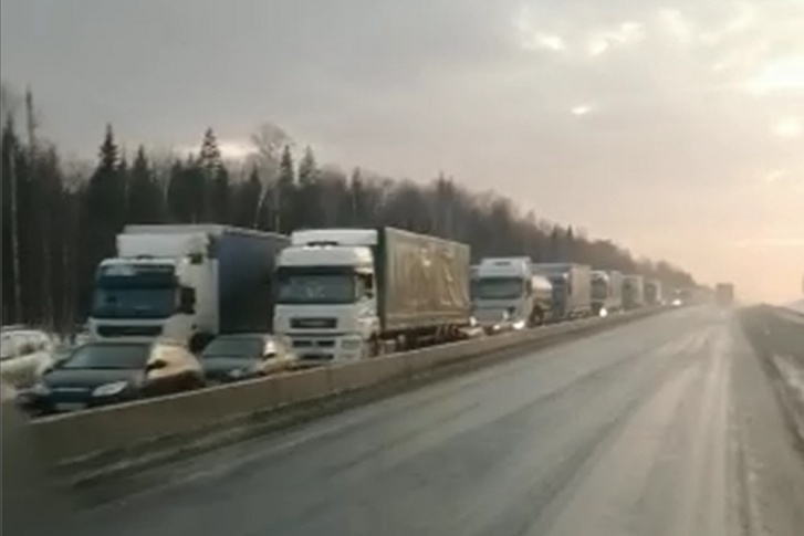 Пробка тянется в сторону Екатеринбурга Пробка тянется в сторону Екатеринбурга