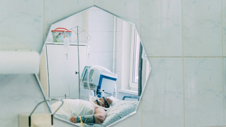 «Так хочется жить. Врачи второй шанс дали»: репортаж из омской больницы, где спасают ковидных пациентов