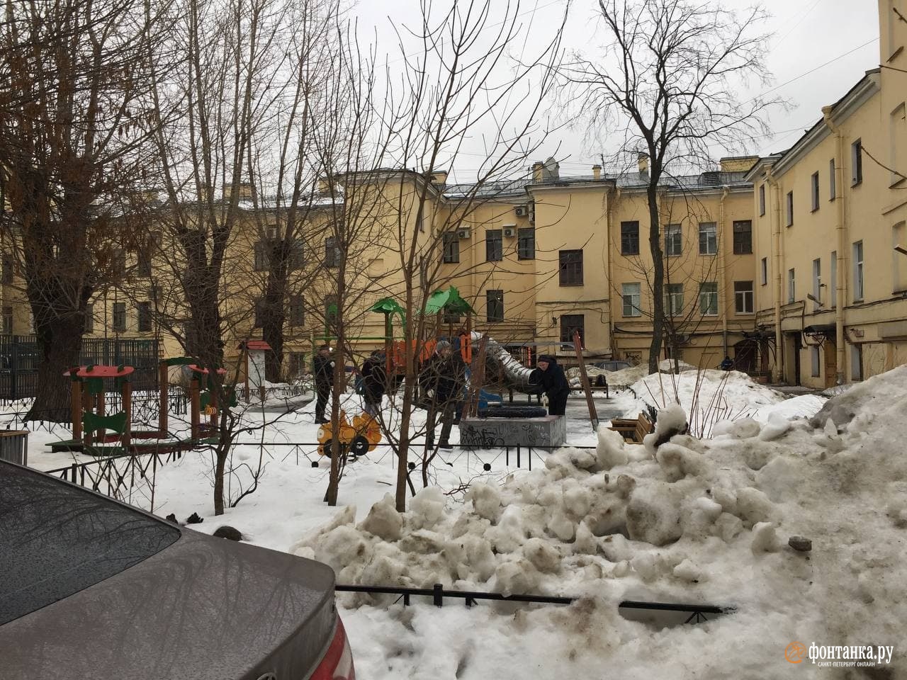 Нас просто попросили, никто не заставлял». В центре Петербурга убирать  дворы от снега привезли бюджетников | 20.01.2022 | Санкт-Петербург -  БезФормата