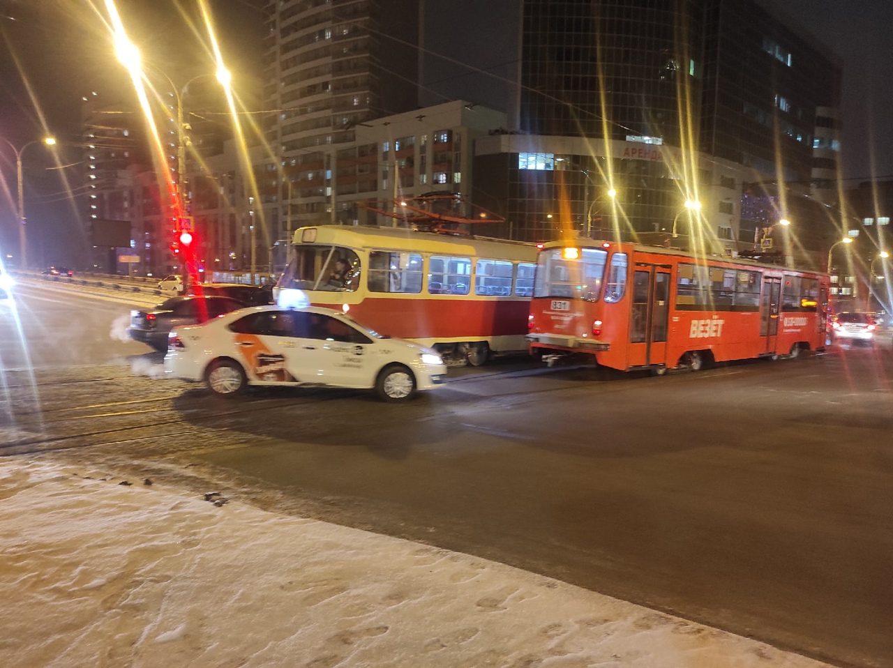«Что-то с электрикой»: в центре Екатеринбурга трамвай встал на перекрестке и перегородил проезд
