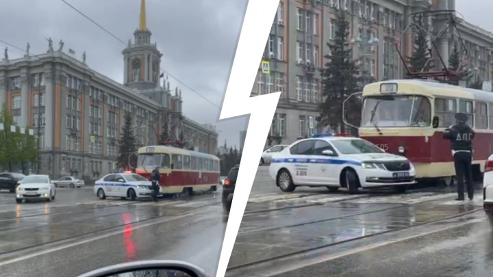 В центре Екатеринбурга трамвай протаранил машину ГИБДД: видео