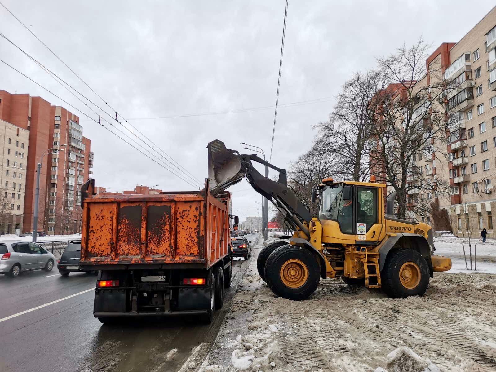 Весна близко: снег в Петербурге начали убирать не только с дорог, но и с  газонов | 21.02.2022 | Санкт-Петербург - БезФормата