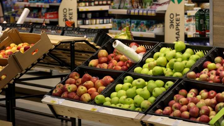 В Татарстане за неделю больше всего подорожали яблоки, а подешевели помидоры: изучаем цены на продукты