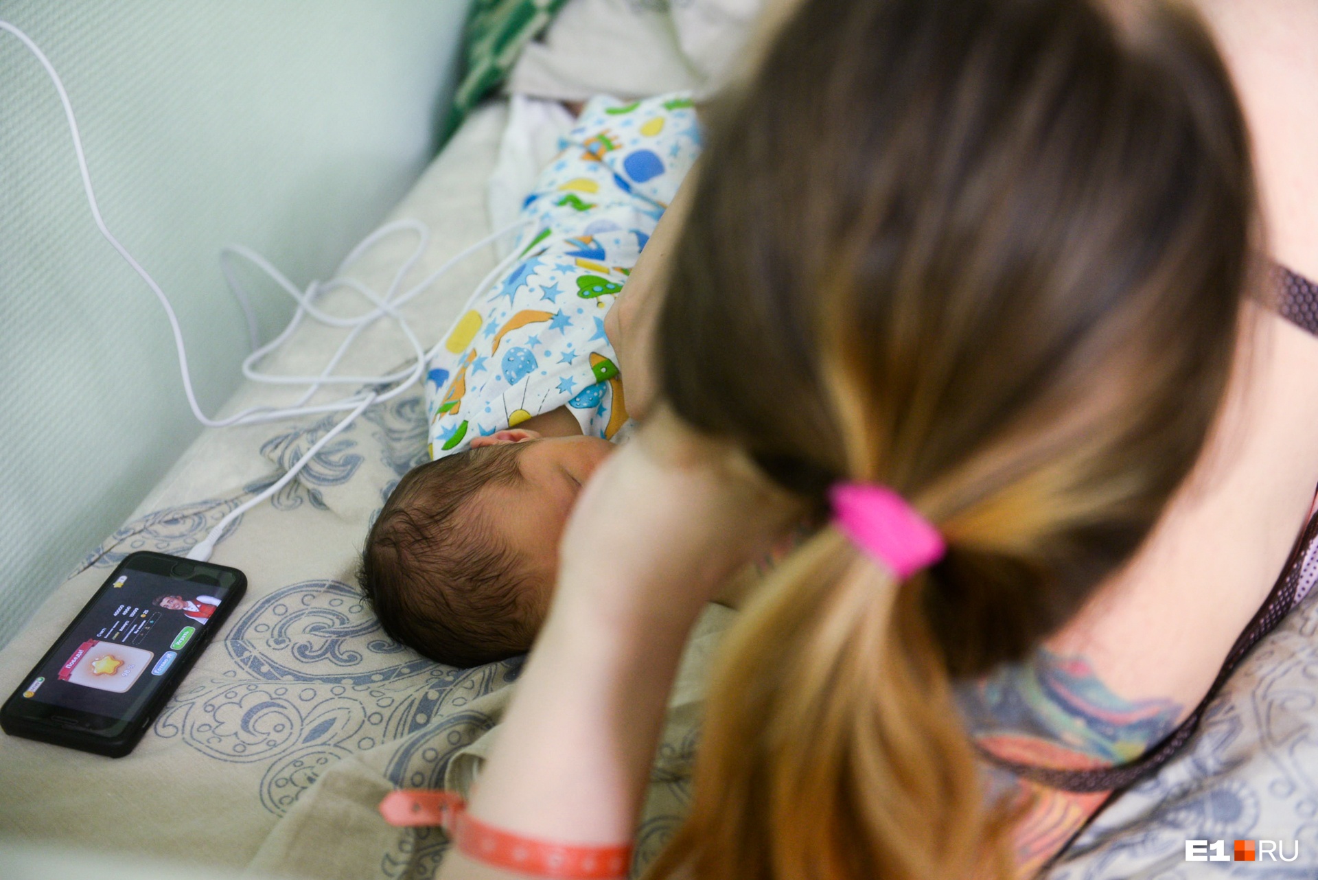 Родила в 12: врачи рассказали, сколько школьниц стали мамами в Свердловской области