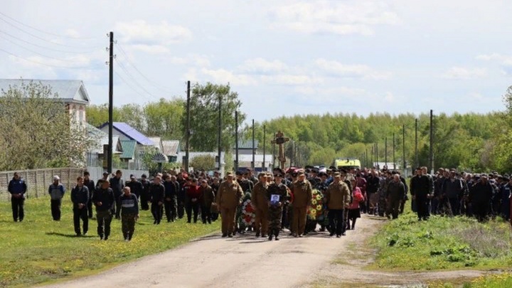 Двое молодых военных из Татарстана погибли на Украине. Их похоронили в один день