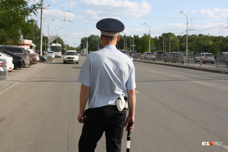В Екатеринбурге автоинспекторы начали ловить нелегальных таксистов