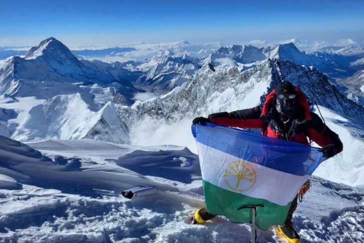 Белкин запасливо взял с собой на вершину Эвереста флаг Башкортостана