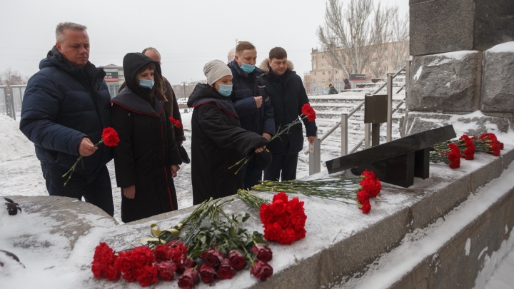 В Волгограде почтили память погибших в теракте на железнодорожном вокзале