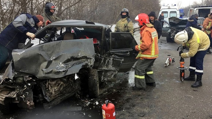 В жестком лобовом ДТП на шоссе в Новокузнецке погиб человек