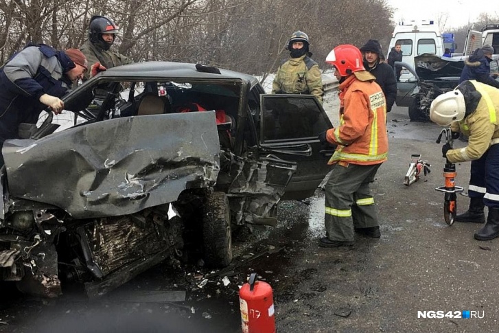 Обе машины получили крайне серьезные повреждения Обе машины получили крайне серьезные повреждения