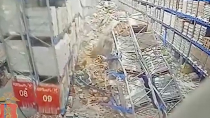 Стеллажи с тоннами алкоголя рухнули на складе в Красноярске. Момент попал на видео