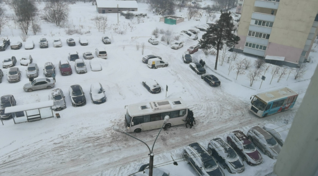 24 30 января 31 января. Снег в Петербурге 2022. Дом занесло снегом. Понедельник снег. Снежные заносы в СПБ.