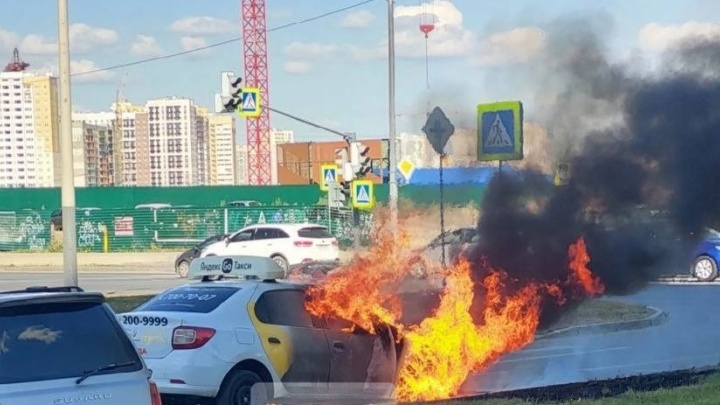 На Тополиной аллее сгорела машина такси. Происшествие сняли на видео