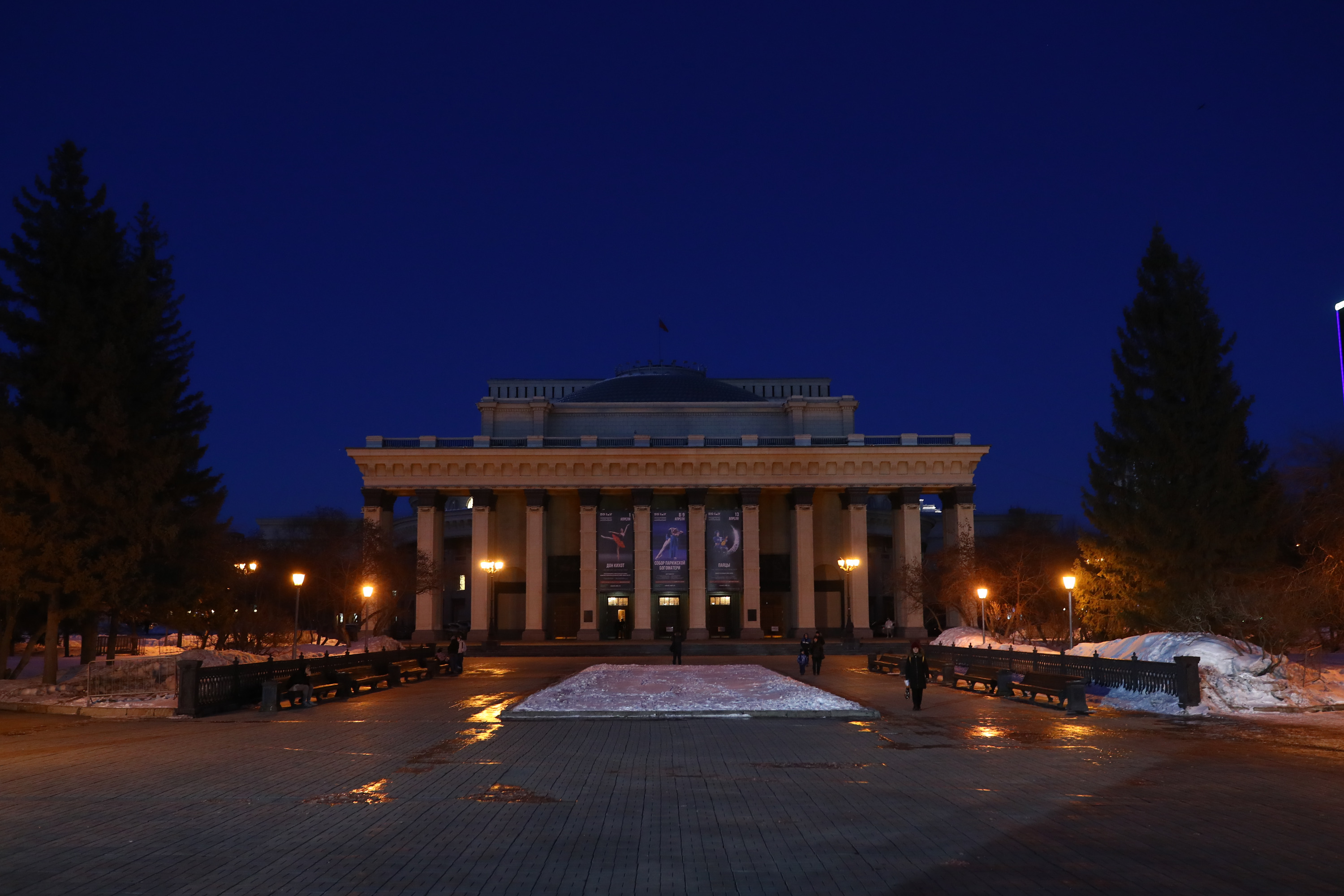 В Новосибирске прошла акция «Час Земли» — 7 фотографий зданий в центре, погрузившихся во тьму