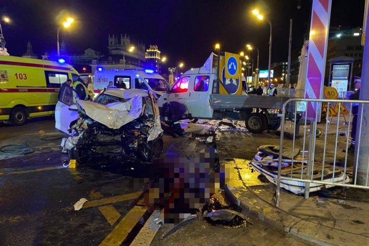 Кадры с жуткого ДТП, в котором пострадали трое, включая блогера Некоглая, сидевшего за рулем «Порше», появились в Сети