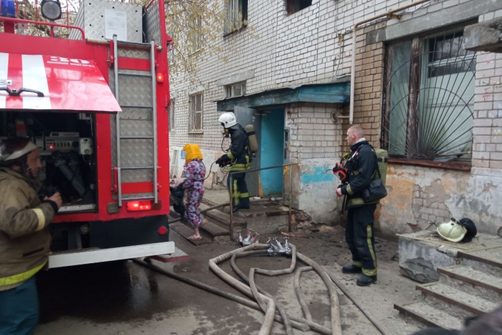 Сотрудники МЧС спасли из горящего здания 58 человек, 9 из которых — дети