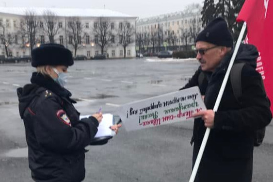 «Люди заболевают после прививок»: в Ярославле прошли акции против вакцинации и введения QR-кодов