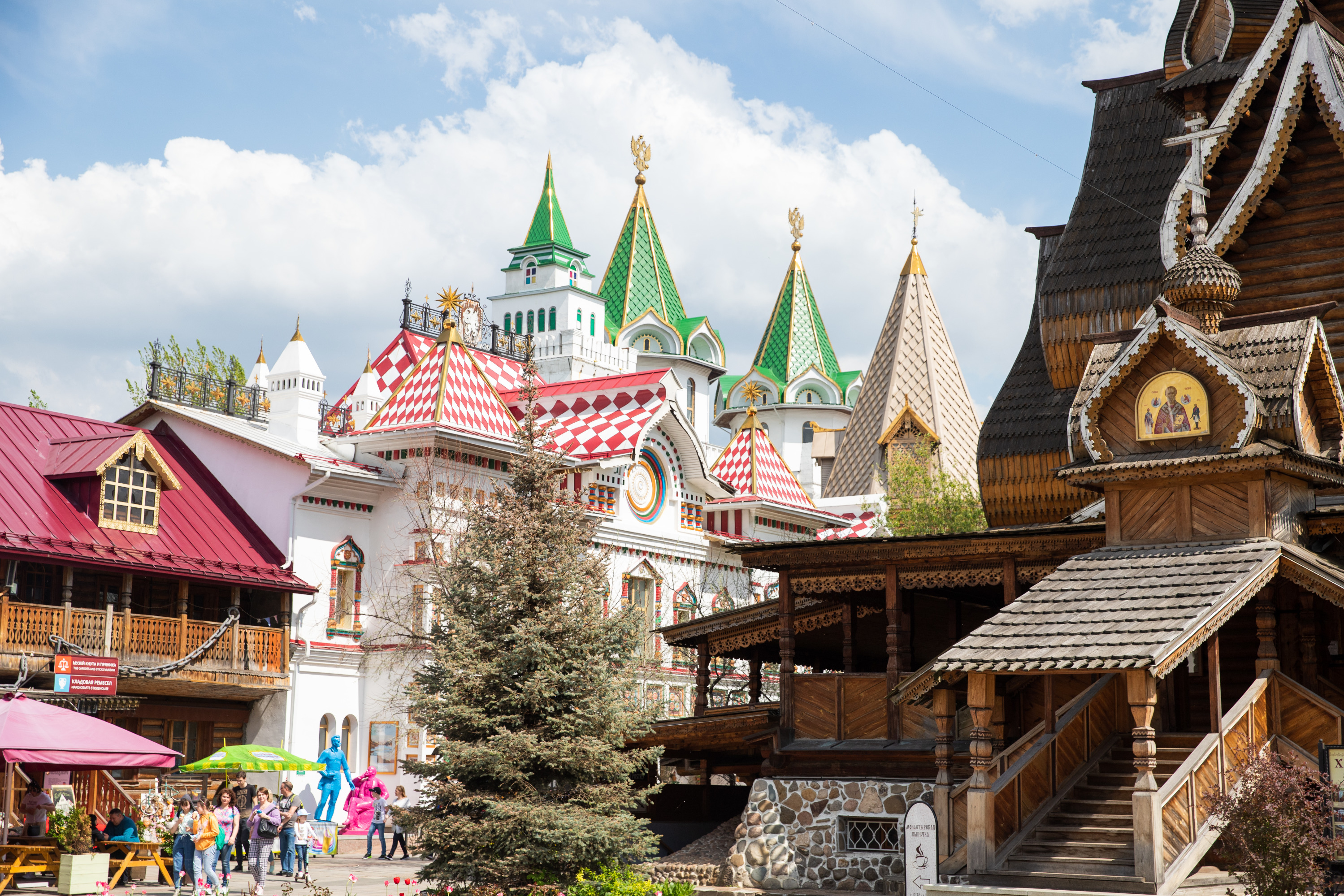 На территории Кремля можно погулять с детьми, сходить на экскурсию и купить подарки в сувенирной лавке