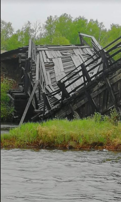 Мост рухнул в реку в Забайкалье, отрезав людей от кладбища