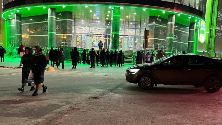 В Тюмени посетителей эвакуировали из торгового центра