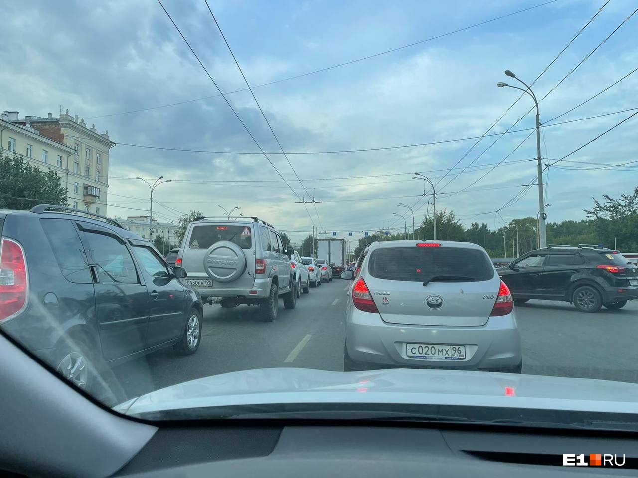 Встали! В Екатеринбург вернулись адские пробки — и тут же взлетели цены на такси