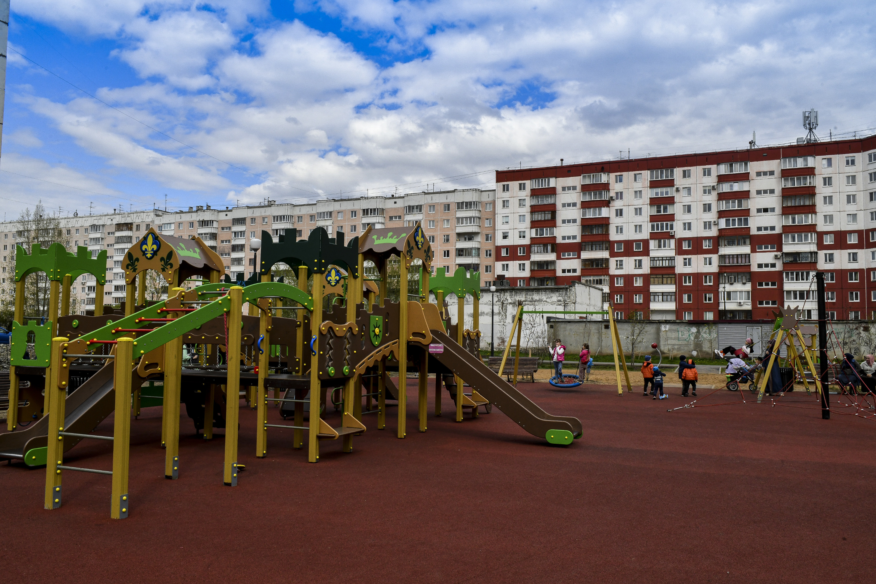 Алексей Демкин в первую очередь посетил новый сквер с детской площадкой и воркаут-зоной