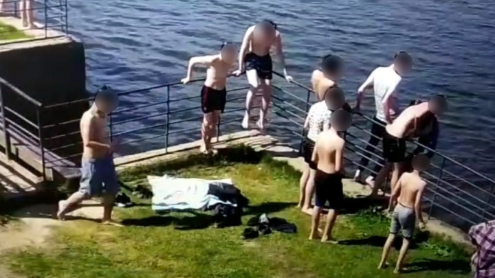 В Екатеринбурге во время купания на озере утонул подросток